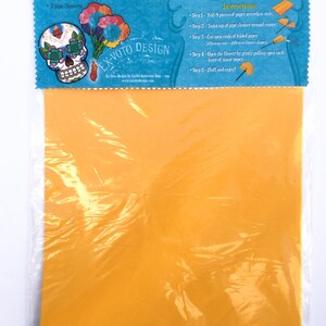 K&ouml;nnte beinhalten: Eine transparente Plastikt&uuml;te mit einem gro&szlig;en Blumen-Set. Das Set enth&auml;lt 24 Blatt Seidenpapier und 3 Pfeifenreiniger. Die T&uuml;te hat ein blaues und wei&szlig;es Etikett mit dem Text "Ex-Voto Design" und Anweisungen zum Basteln einer Blume.