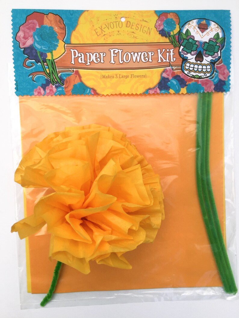 K&ouml;nnte beinhalten: Ein Papierblumen-Set mit einer gelben Papierblume, gr&uuml;nen Pfeifenreinigern und einem leuchtend orangenen Hintergrund. Die Verpackung lautet "Ex-Voto Design Paper Flower Kit (Makes 3 Large Flowers)"
