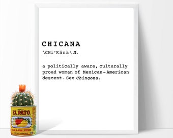 Può includere: Una stampa incorniciata bianca con la parola "Chicana" definita come una donna politicamente consapevole, culturalmente orgogliosa di discendenza messicano-americana. Il testo include anche la pronuncia fonetica della parola e un riferimento alla parola "Chingona".
