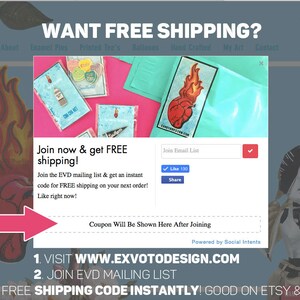 K&ouml;nnte beinhalten: Ein Screenshot einer Website, der ein Popup mit einer roten Herzgrafik und dem Text "Jetzt beitreten & GRATIS Versand erhalten!"  Treten Sie der EVD-Mailingliste bei & erhalten Sie einen sofortigen Code f&uuml;r GRATIS Versand bei Ihrer n&auml;chsten Bestellung!  Gleich jetzt!"  Die Website hat auch ein Textfeld zum Beitritt zur E-Mail-Liste und einen Button zum Teilen des Angebots.  Der Text "Gutschein wird hier nach dem Beitritt angezeigt" wird unter dem Popup angezeigt.  Die Website hat auch den Text "1. BESUCHEN SIE WWW.EXVOTODESIGN.COM 2. TRETEN SIE DER EVD-MAILINGLISTE BEI 3. ERHALTEN SIE SOFORT EINEN GRATIS VERSANDCODE!  G&Uuml;LTIG AUF ETSY & EVD SITE"