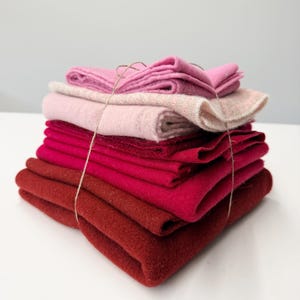 Ritagli di lana, pacchetto di ritagli di tessuto di lana, 11 pezzi di varie dimensioni, tonalità rosso, bordeaux, rosa. Ritagli di lana per lavori creativi e artistici.
