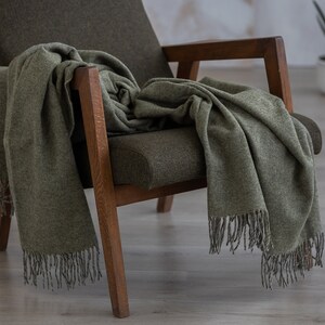 Manta de lana merino lisa color verde caqui con textura pequeña y estampado, manta grande para sofá, manta cálida y suave para cama, flecos, estilo minimalista, verde militar a cuadros. imagen 3