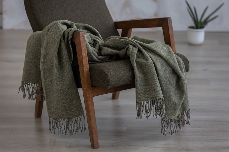 Manta de lana merino lisa color verde caqui con textura pequeña y estampado, manta grande para sofá, manta cálida y suave para cama, flecos, estilo minimalista, verde militar a cuadros. imagen 3