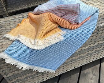 Ombre texturerad bomullsfilt stickad i blå orange gul övergångsfärger med små fransar lounge terrassfilt regnbågsfärgad
