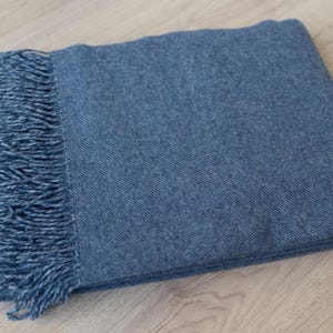 Manta de lana merino lisa color verde caqui con textura pequeña y estampado, manta grande para sofá, manta cálida y suave para cama, flecos, estilo minimalista, verde militar a cuadros. imagen 7