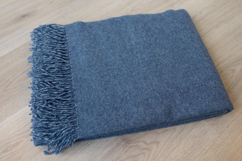 Manta de lana merino lisa color verde caqui con textura pequeña y estampado, manta grande para sofá, manta cálida y suave para cama, flecos, estilo minimalista, verde militar a cuadros. imagen 7