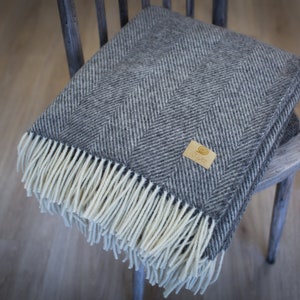 Coperta morbida in pura lana con motivo a spina di pesce e chevron, ideale per divano, stile scandinavo, minimalista, boho, con frange.
