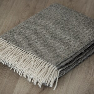 Coperta da divano grande in stile rustico con frange, motivo a spina di pesce in lana di pecora color verde salvia, regalo caldo per lei e per lui Grigio