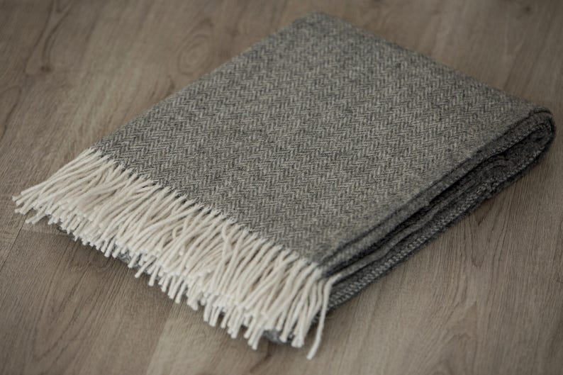 Coperta da divano grande in stile rustico con frange, motivo a spina di pesce in lana di pecora color verde salvia, regalo caldo per lei e per lui Grigio