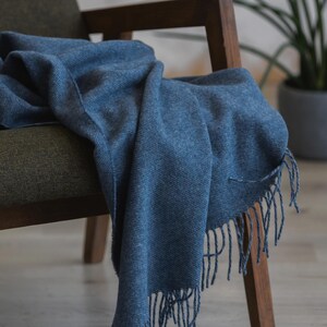 Manta de lana merino lisa color verde caqui con textura pequeña y estampado, manta grande para sofá, manta cálida y suave para cama, flecos, estilo minimalista, verde militar a cuadros. imagen 8