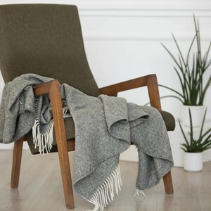 Coperta da divano grande in stile rustico con frange, motivo a spina di pesce in lana di pecora color verde salvia, regalo caldo per lei e per lui immagine 8