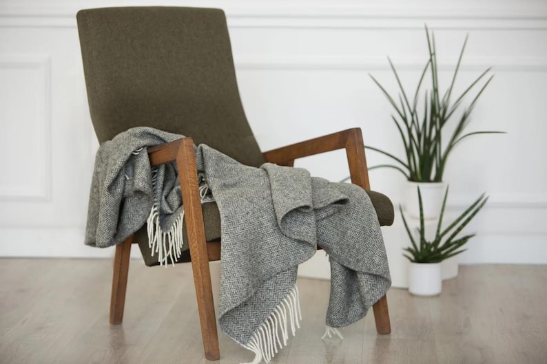 Coperta da divano grande in stile rustico con frange, motivo a spina di pesce in lana di pecora color verde salvia, regalo caldo per lei e per lui immagine 8