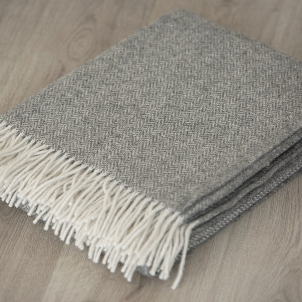 Couverture d'extérieur chaude à petits chevrons en pure laine de mouton grise non teintée pour grand canapé