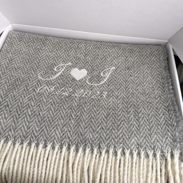 Nom personnalisé personnalisé broderie cadeau d'anniversaire de couple dans une boîte, couverture en laine pure laine de mouton motif à chevrons cadeau couverture