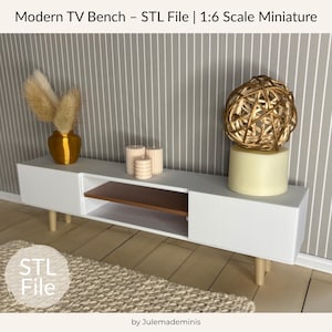 Könnte beinhalten: Eine Miniatur-TV-Bank in Weiß mit einem braunen Regal und Holzbeinen. Die Bank ist mit einer goldenen Vase, Kerzen und einem dekorativen Ball dekoriert. Der Text "Modern TV Bench - STL File | 1:6 Scale Miniature" steht oben.
