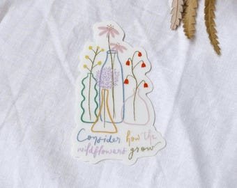 Overweeg hoe de wilde bloemen groeien. Heldere waterdichte evangeliesticker bijbelvers Faith Journal christelijk cadeau voor haar voor laptopflesdecor