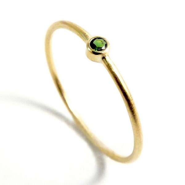 Bague étroite en or avec tourmaline verte, bijoux délicats avec pierre précieuse verte comme bague de fiançailles subtile, bijoux de doigt fins or et vert