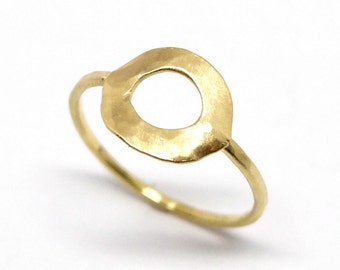 Ring with circle in gold, forged ring with flat circle in 18K yellow gold, delicate handmade jewelry with geometric shapes