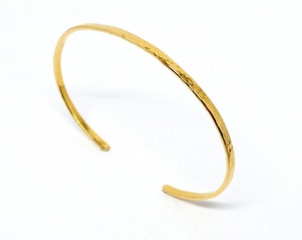 Oval bangle with hammered pattern, sterling silver bracelet plated with fine gold, slim bangle forged hammer blow pattern