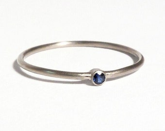 Dünner Weißgoldring mit blauem Saphir, Verlobungsring oder Vorsteckring mit Edelstein, dezentes Geschenk für Frauen, Goldschmiede Schmuck