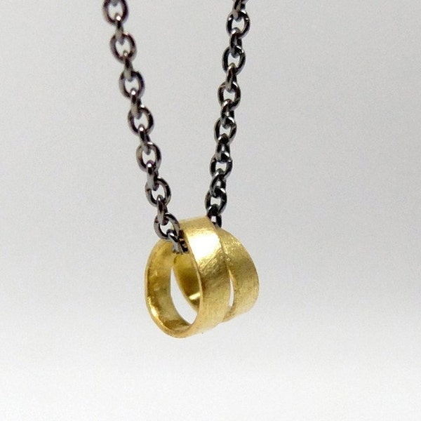 Chaîne délicate en argent noirci avec un pendentif en or 18 carats, chaîne d'ancre de 45 cm de long avec un enroulement en or 18 carats, spirale dorée, boule