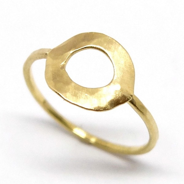 Ring mit Kreis aus Gold, geschmiedeter Ring mit flachem Kreis aus 750er Gelbgold, zarter, handgefertigter Schmuck mit geometrischen Formen