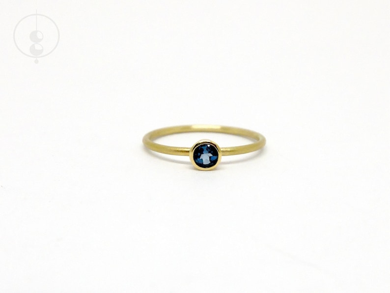 18K Gold Ring with London Blue Topaz – Minimalist Engagement Ring, Solid Gold Ring, Blue Gemstone Ring, Dainty Stacking Ring, Gift for Her 画像 9