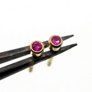 Rubin Ohrstecker aus 750er Gold, schlichte 18K Goldohrringe mit kleinen roten Edelsteinen, hochwertiges, handgefertigtes Schmuck Geschenk