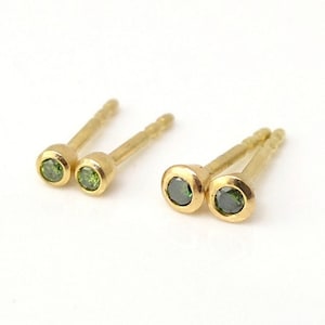Piccoli orecchini a bottone in oro 18 carati con diamanti verdi, mini orecchini in oro singoli o in coppia, gioielli in oro fatti a mano con pietre preziose