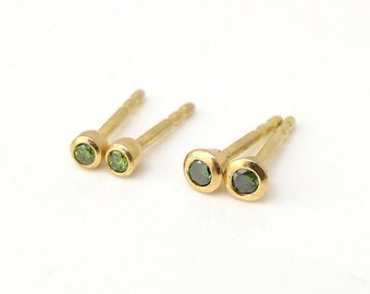 Small stud earrings made of 18K gold with green diamonds, mini gold earrings in two sizes with green diamonds by goldsmith Katrin Detmers