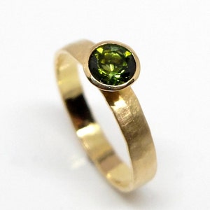 Forged gold ring with bright green tourmaline, 18K gold ring with faceted green gemstone, ring for ladies ind size 54