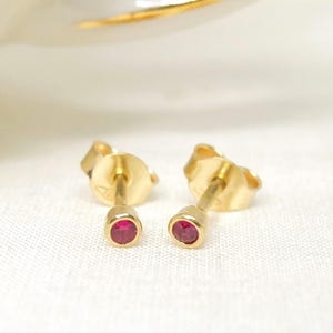 Orecchini a bottone con rubino in oro 18k (750), mini orecchini in oro 18k con piccole pietre preziose rosse, venduti singolarmente o in coppia, regalo di gioielleria orafa