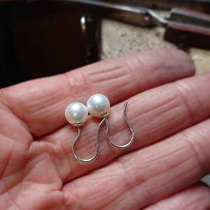 Silber Ohrhänger mit runden weißen Perlen, Ohrringe mit Süßwasserzuchtperlen vollrund, Schmuck Geschenk für Frauen zu Weihnachten Bild 5