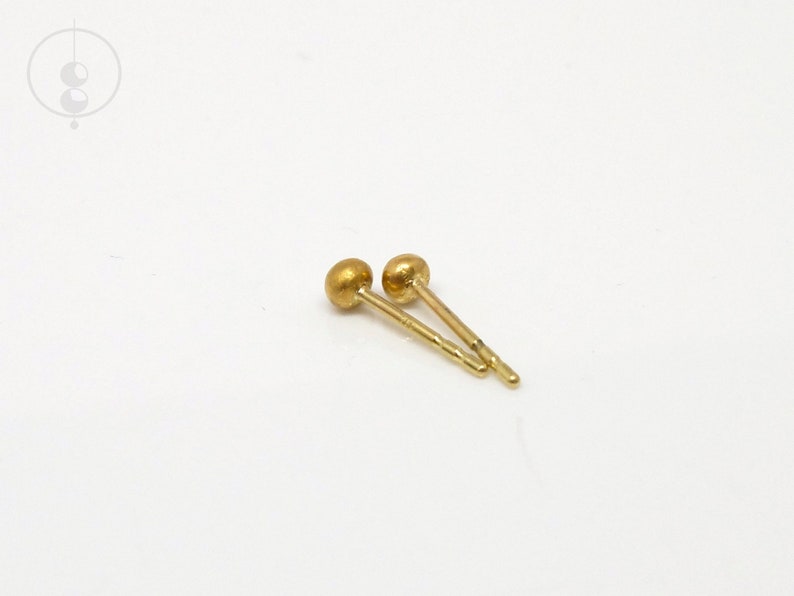 Diamond ear studs made of recycled fine gold, plain gold earrings with recycled diamonds, ear jewelry by goldsmith Katrin Detmers image 6