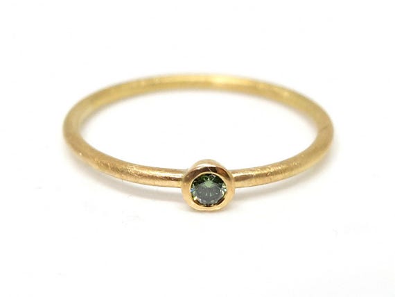 Handgefertigter Goldring mit grünem Diamant, Verlobungsring aus recyceltem 18K Gelbgold, schlichter Diamantring als Antragsring für Freundin