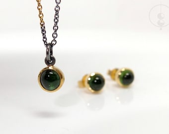 Collier et boucles d'oreilles avec tourmalines vert foncé en or 18 carats, parure de bijoux composée d'un collier et de boucles d'oreilles clous avec cabochons de tourmalines rondes en or jaune