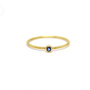 Dünner Weißgoldring mit blauem Saphir, Verlobungsring oder Vorsteckring mit Edelstein, dezentes Geschenk für Frauen, Goldschmiede Schmuck Bild 7