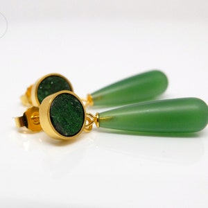 Goldene Ohrhänger mit grünen Ohrsteckern und tropfenförmigen Anhängern, Silber mit Feingold plattiert, Uniakt Ohrringe Uwarowit Grünachat Bild 5