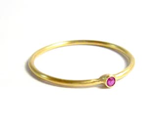 Verfijnde robijnring in 18-karaats geelgoud, mooie gouden ring met roze robijn, 18-karaats verlovingsring, stapelring, handgemaakte gouden sieraden voor haar