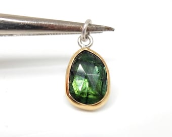 Grüner Turmalin Anhänger in 18K Goldfassung, Kettenanhänger Silber mit Edelstein im Rosenschliff, handgemachter Schmuck