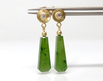 Jade Ohrhänger aus 750er Gold mit Diamanten – handgefertigte Goldohrringe mit grünen Edelsteinen, nachhaltiger Unikatschmuck