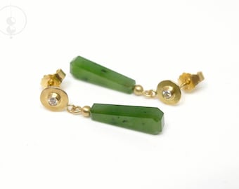 Goldohrringe mit recycelten Diamanten und Jade Anhängern, Ohrhänger aus 18K Gold mit grünen Jadtropfen und Brillanten, Schmuck aus Berlin