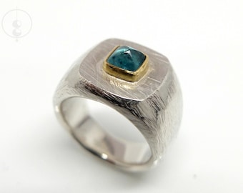 Silver signet ring with turquoise green tourmaline carree set in gold, silver ring blue green gemstone, goldsmith jewelry from Berlin, 53