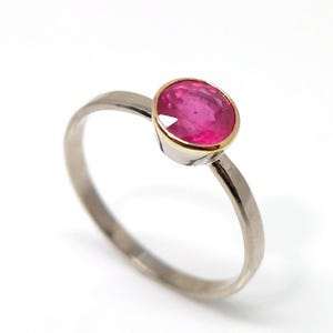 Weißgoldring mit Rubin, Verlobungsring 585 Weißgold mit rotem Edelstein, Rubin Ring Gold für Damen, minimalistischer Goldring als Geschenk