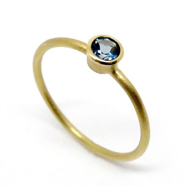 Zarter Goldring mit blauem Topas, Verlobungsring aus 18K Gold mit Topas "london blue", schlichter Ring in Wunschgröße, Geschenk mit Topaz