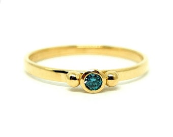 Goldring mit blauem Diamant, Diamantring aus 750er Gelbgold mit Brillant und seitlichen Goldkugeln, Verlobungsring in der Farbe der Harmonie