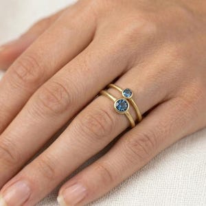 以下が含まれることがあります： 斑点のあるマット仕上げのセラミックマグカップ3個セット。マグカップはクリーム色、ライトブラウン、ダークブラウンの色合いです。各マグカップはシンプルで、丸みを帯びたハンドルが付いています。