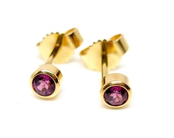 18K gold stud earrings with rhodolite garnet, simple earrings with pink gemstones, ear jewelry by goldsmith Katrin Detmers