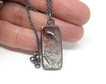 Collier en argent noirci avec pendentif rectangulaire en cristal de roche, cristal de roche avec aiguilles de tourmaline, cadeau de bijoux de Berlin, longueur 45 cm