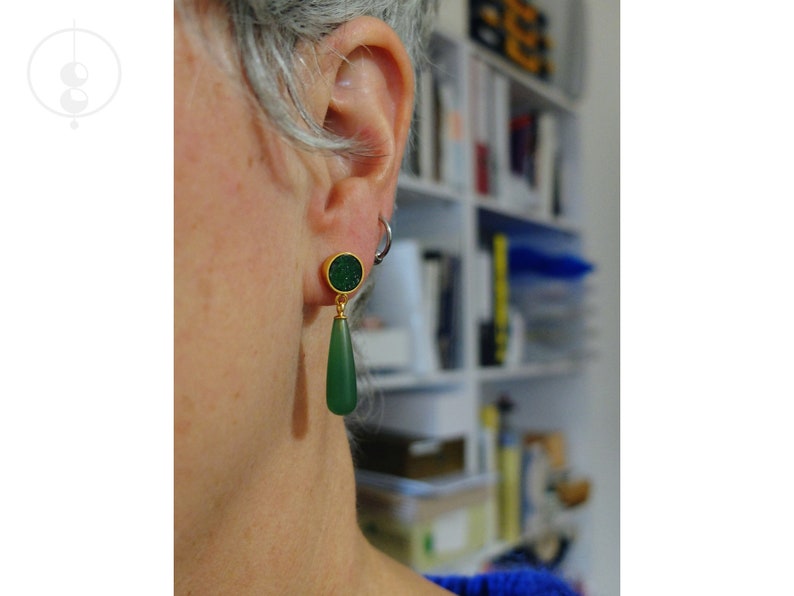 Goldene Ohrhänger mit grünen Ohrsteckern und tropfenförmigen Anhängern, Silber mit Feingold plattiert, Uniakt Ohrringe Uwarowit Grünachat Bild 2